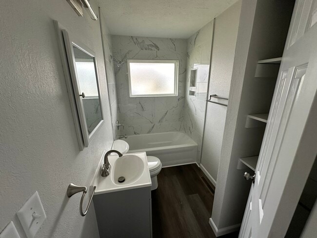 Building Photo - 1222 N Lindsay St