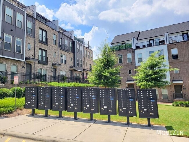 Building Photo - 15041 New Amsterdam Ln