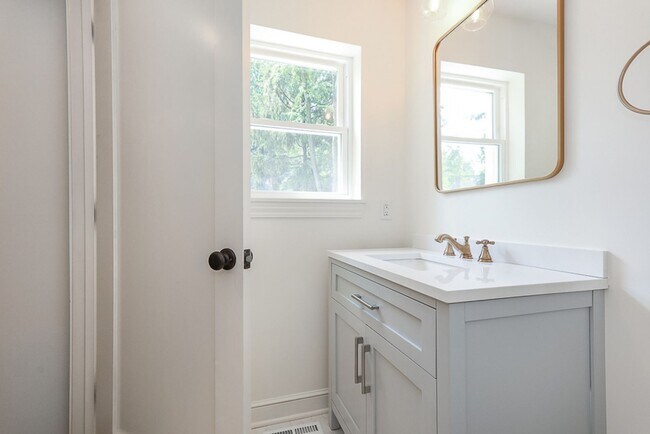 Building Photo - Four bedrooms/2.5 Baths Newly Remodeled Bay Village Home!