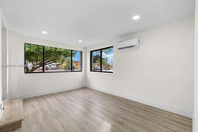 Building Photo - 331 W 40th Pl