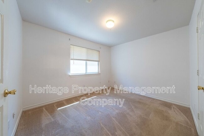 Building Photo - 1435 Bluff Forest