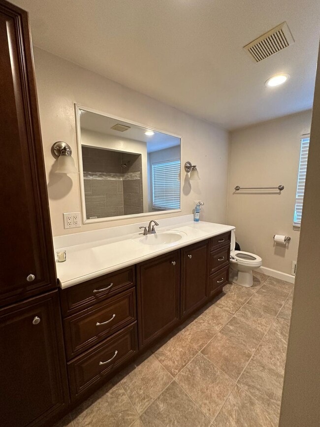 Building Photo - 2184 Cumberland Dr