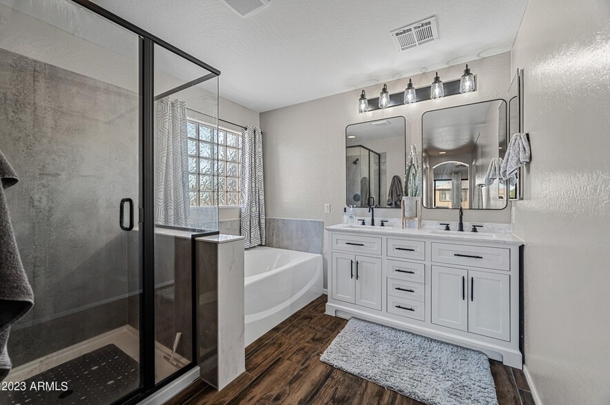 Building Photo - 15046 W Sells Dr