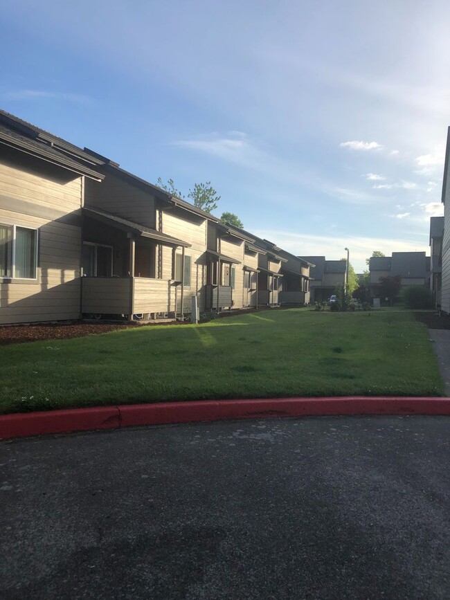 Building Photo - Location Location Location - 3 Bedroom 2 b...