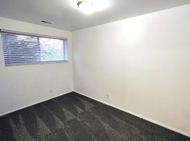 Building Photo - EARLY BIRD MOVE IN SPECIAL - LAST MONTH'S RENT FREE