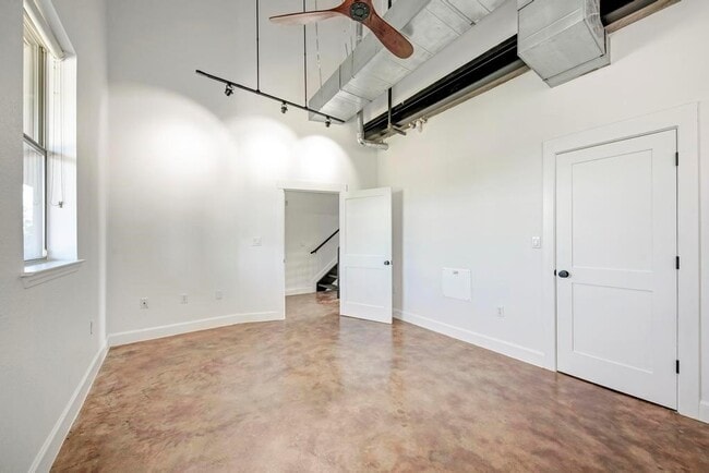 Building Photo - 807 E 14th St