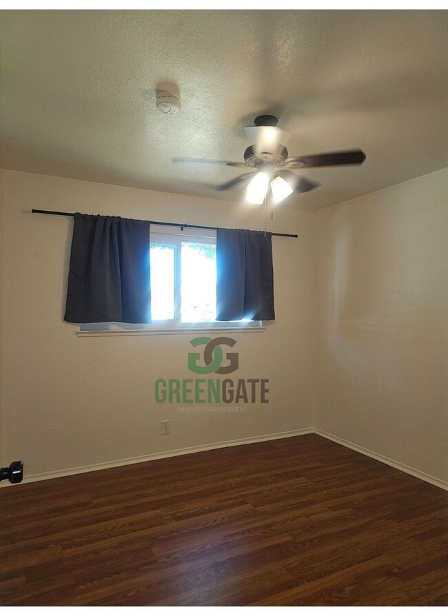 Building Photo - 3 BEDROOM 2 BATH HOME MOVE IN READY IN MOD...