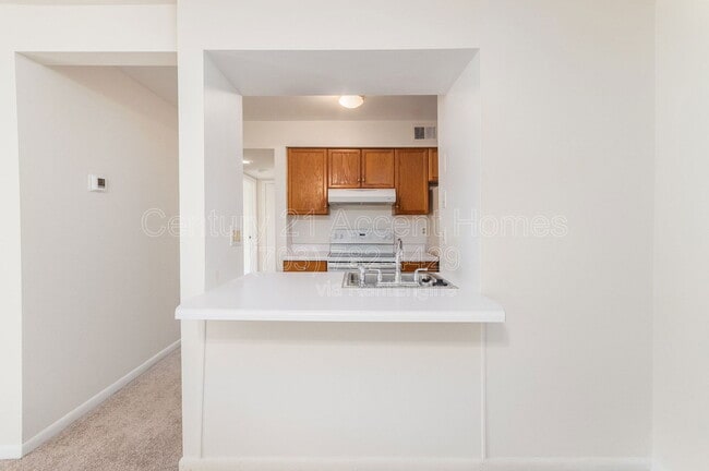 Building Photo - 5805 Royal Ridge Dr