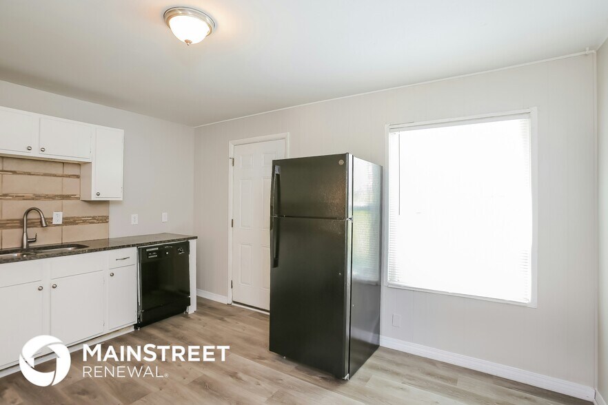 Building Photo - 9310 Lewis Ave