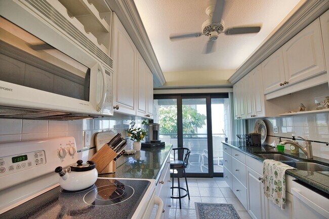 Building Photo - 1555 Tarpon Center Dr