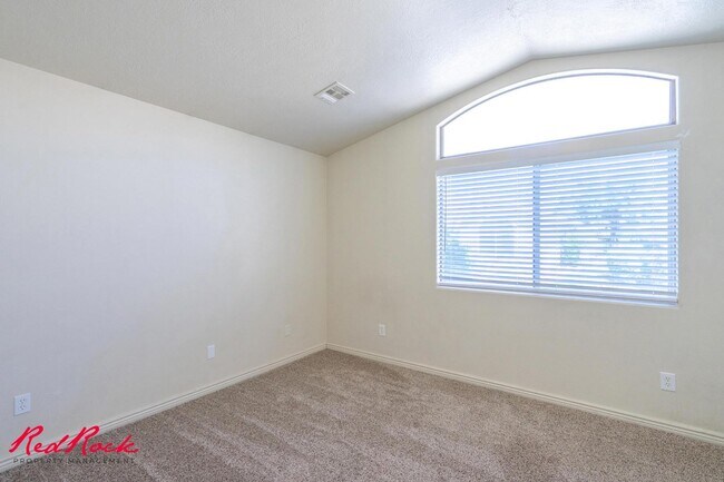 Building Photo - Fresh Carpet! Spacious 5-Bedroom Townhome