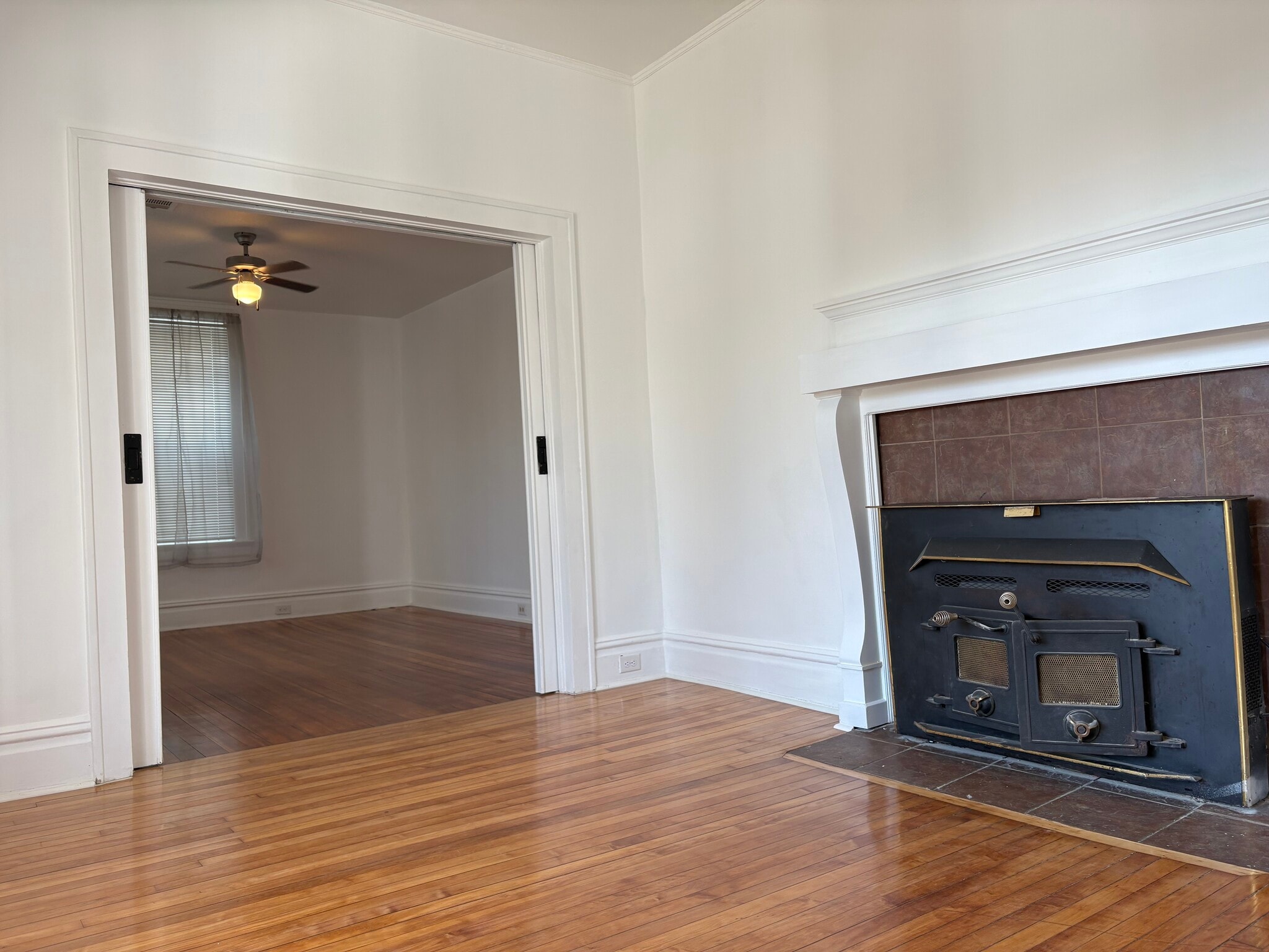 foyer & liveing room - 1328 Shepherd St