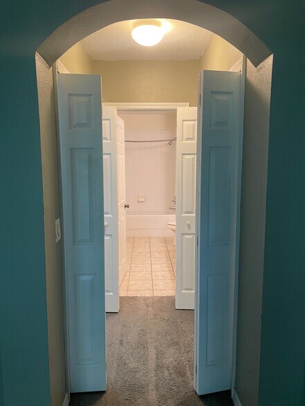 Master $915 closets to bathroom - 3687 Oakdale Cir