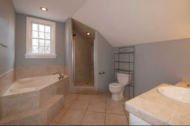 Building Photo - 3 bedroom/2 bath house