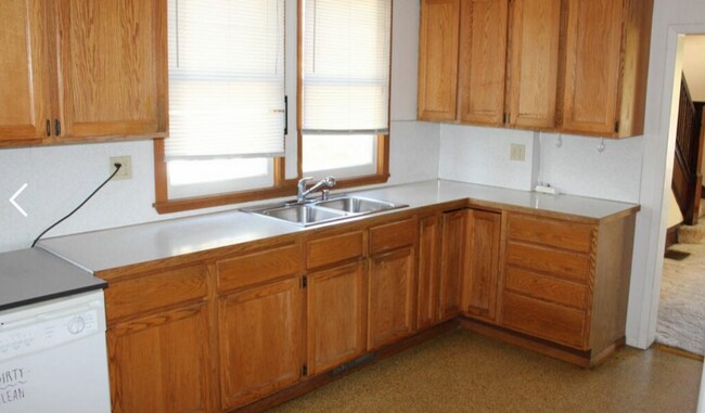 Building Photo - 5 bedroom, 2 bath home available in York neighborhood !With a Signed Lease Receive a $2,000 gift ...