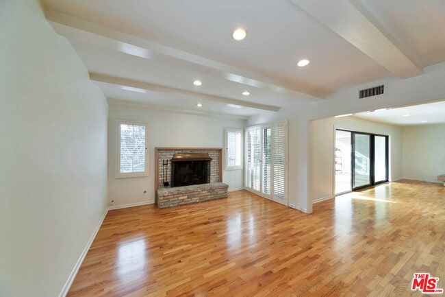 Building Photo - 221 S Carmelina Ave