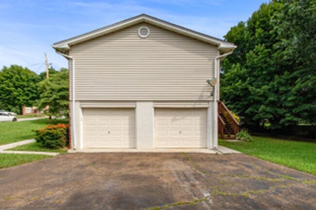 Building Photo - Knoxville 37934 - Split-level Home with 4 Bedrooms, 2 Baths & a 2-car garage. Call Lisa Vineyard ...