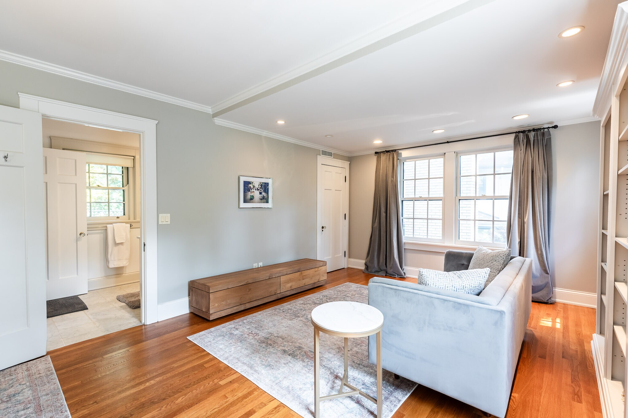 Adjoining bath - 4061 Beechwood Ave