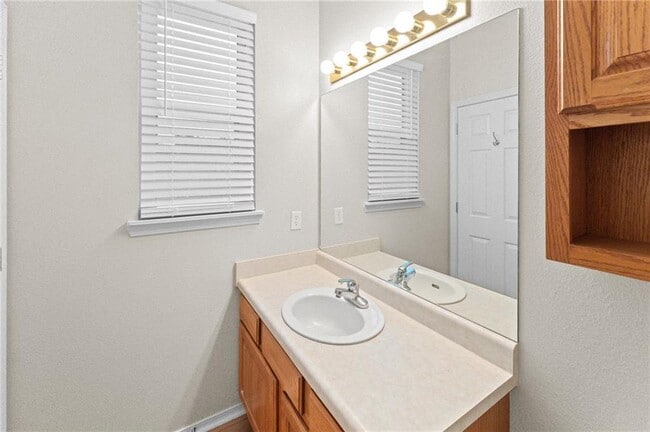 Building Photo - 1552 S Tally Ho Dr