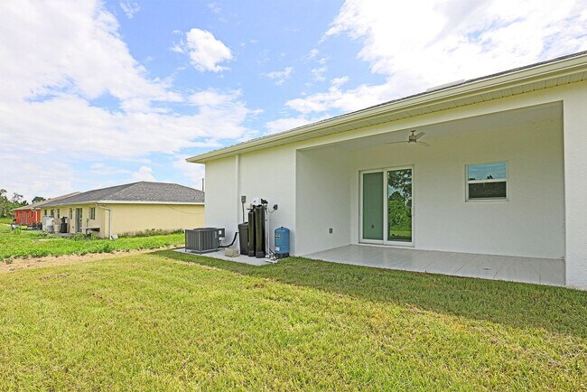 Building Photo - Duplex-929 Eisenhower Blvd Lehigh Acres, F...