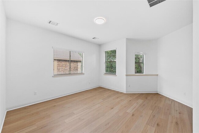 Building Photo - 3831 Sapphire Loop