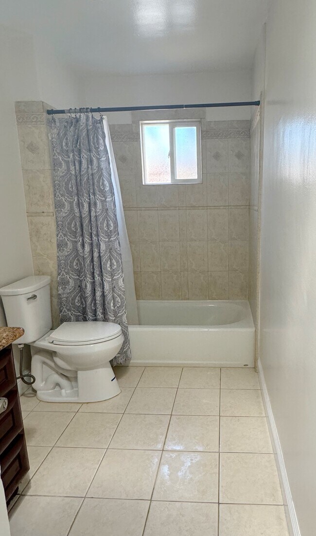 Shower tub - 1765 Road 20
