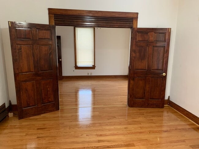 Building Photo - Large 4 bedroom, 2 bath home-Beautiful hom...