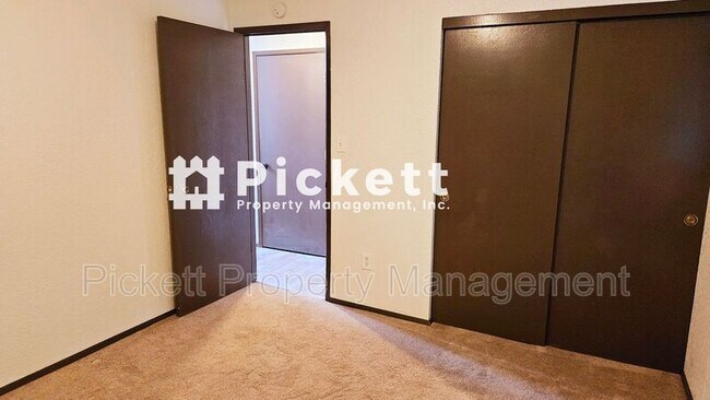 Building Photo - 4629 Beach Dr E