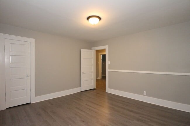 Building Photo - Large Frankfort Home!