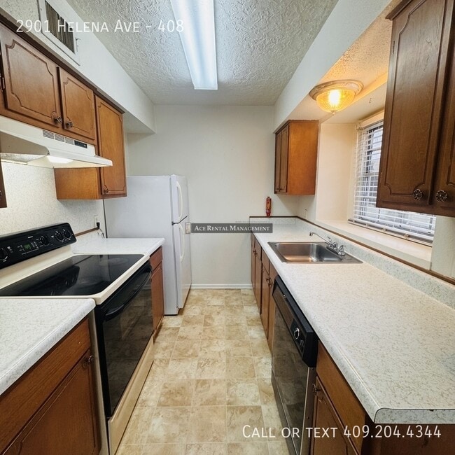 Building Photo - 2901 Helena Ave