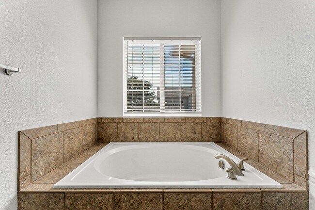 Building Photo - 4-Bed Arvada Home w/ Bedroom & Full Bathro...