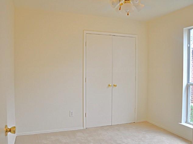 Building Photo - 2305 Brookview Dr