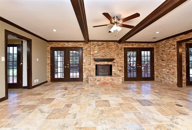 Building Photo - 2802 S Doral Dr