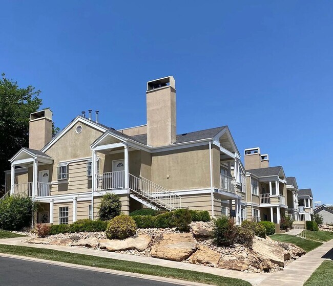 Building Photo - Charming 2 Bedroom Condo with Great Amenit...