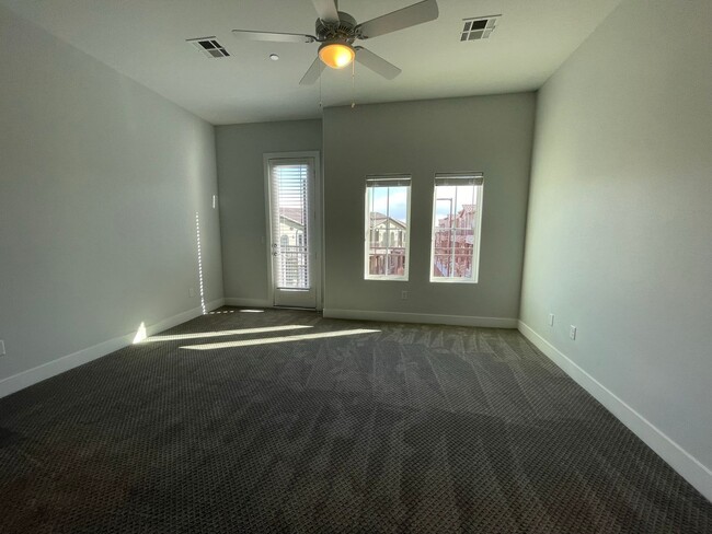 Building Photo - Beautiful Townhome in Providence Gated Com...