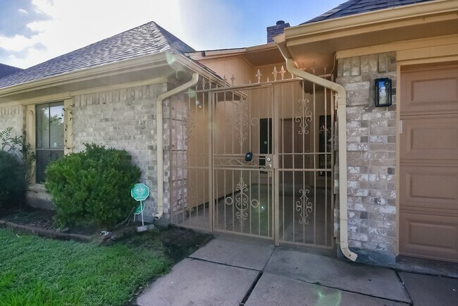 Building Photo - 14418 Royal Hill Dr
