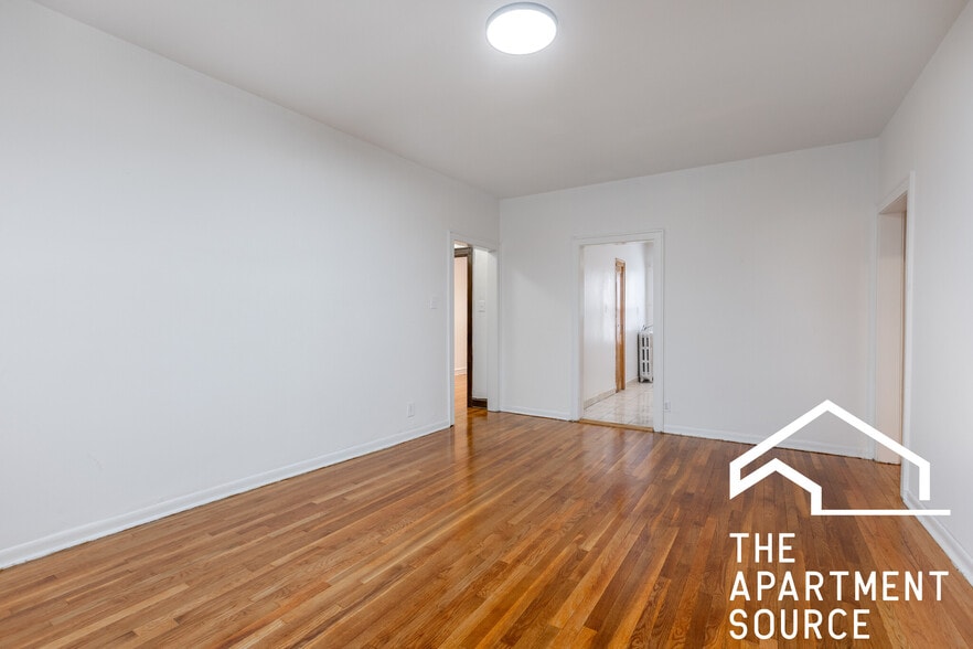 Building Photo - 4921 W Berteau Ave