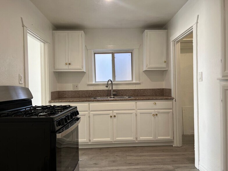 Building Photo - 720 N Guadalupe Ave