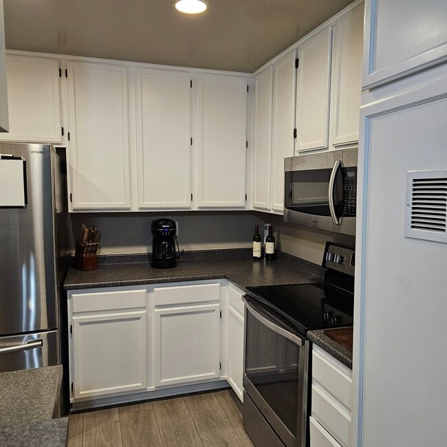Building Photo - Roommate Wanted – One Bedroom Available | 10x11 | 3BR/2BA Condo in Vista ~ $1,300/month