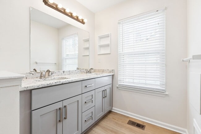 Building Photo - Columbus Station Condo-Ready to move in