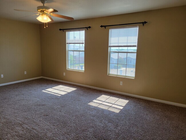 Building Photo - 2611 Echo Dr