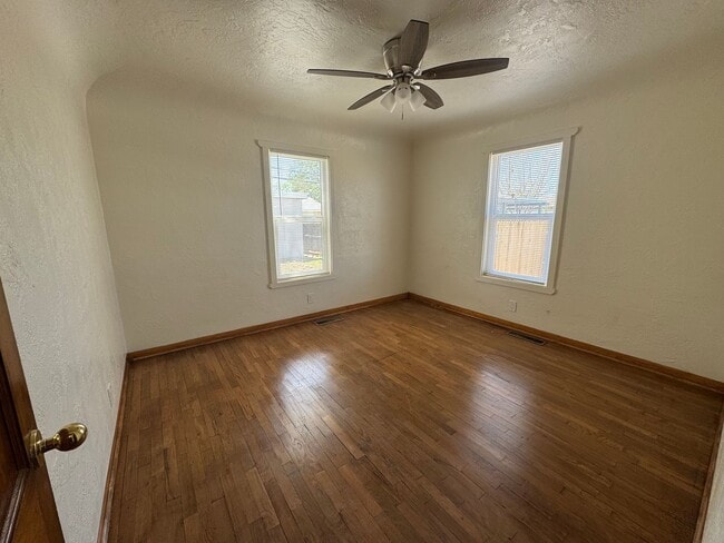 Building Photo - Beautiful Santa Fe Style home!