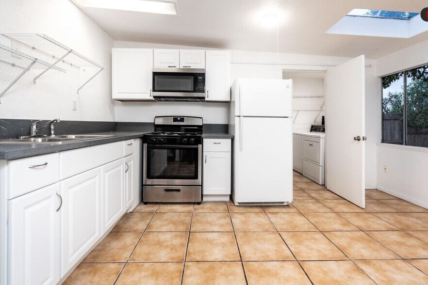 Building Photo - 1568 Primera St