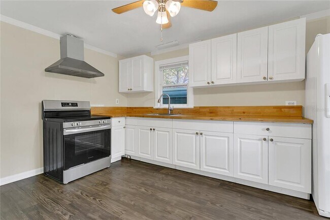 Building Photo - 1204 34th St