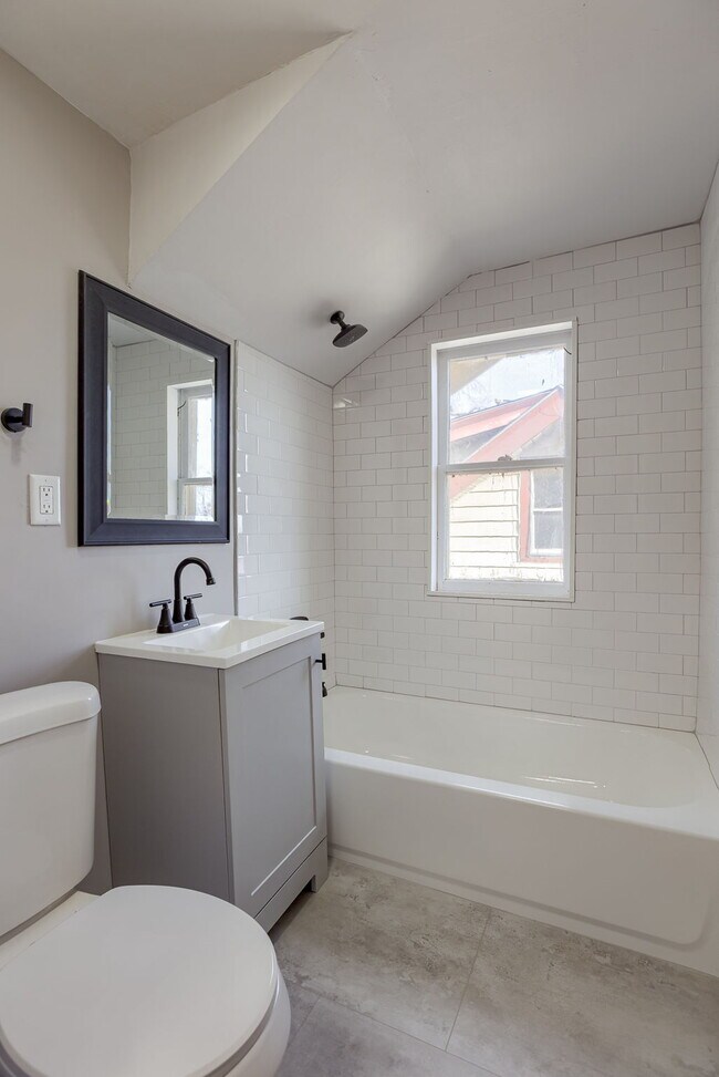 Building Photo - 4922 N 35th St