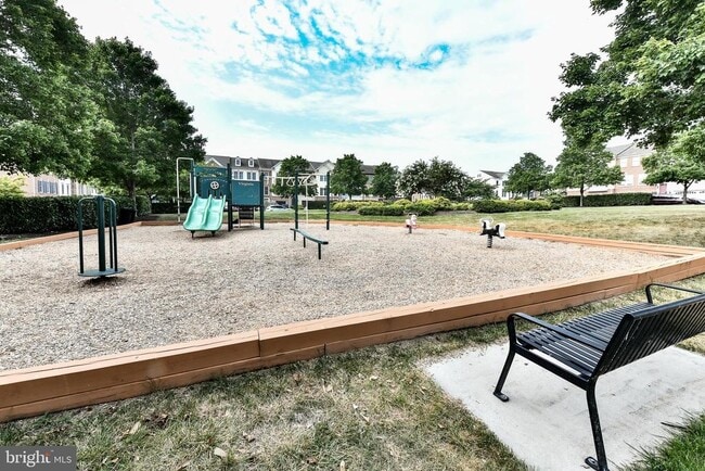 Building Photo - 331 Pink Azalea Terrace SE