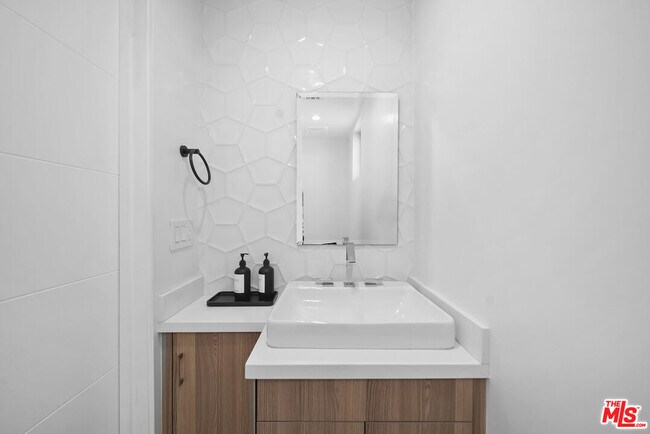 Building Photo - 733 N Gramercy Pl