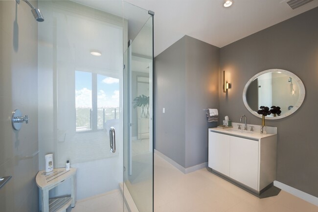 Building Photo - 2831 S Bayshore Dr