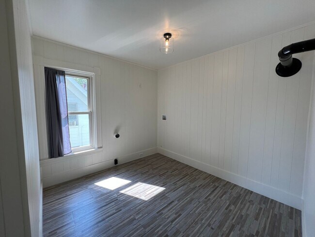 Building Photo - 471 Central St