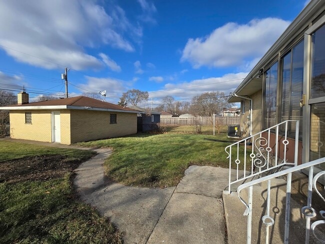 Building Photo - 7230 Beech Ave